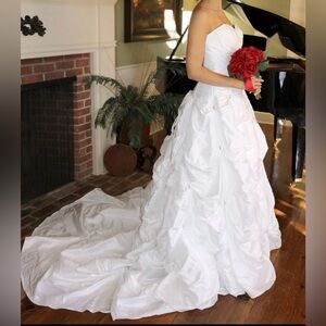 David’s Bridal Sweetheart Neckline Wedding Gown